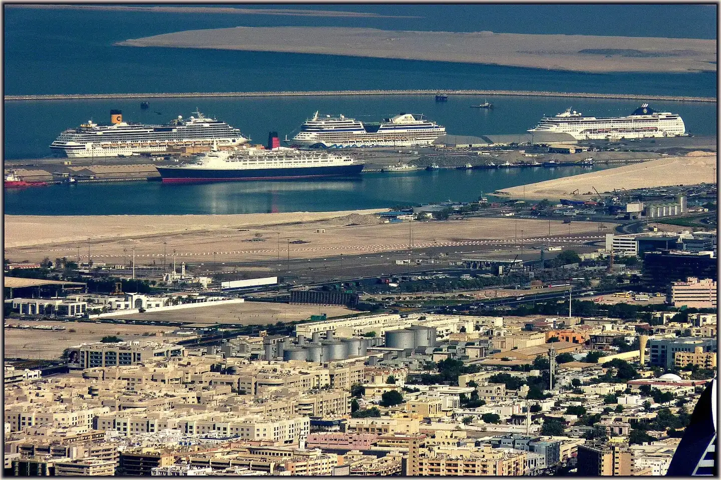 Cruise ships - Costa Favolosa in Dubai - panoramio