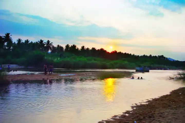 VAIGAI RIVER. BORDER OF SHOLAVANDAN WESTERN SIDE